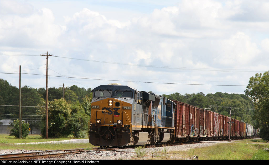 CSX 5243 leads train F728 towards the yard